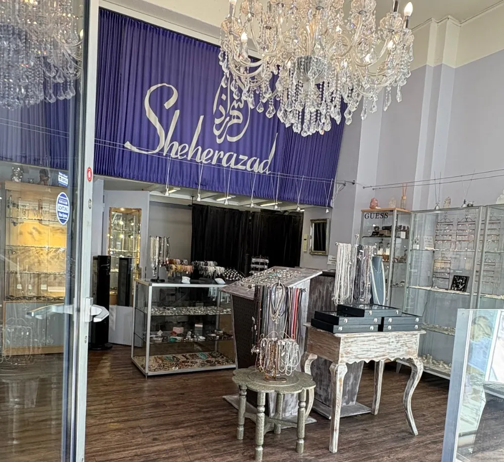 Blick in die Sheherazad-Boutique an der Seefeldstrasse 14 in Zürich: Kronleuchter, Vitrinen mit Silberschmuck und das Sheherazad-Logo